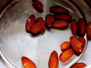 7、牛奶杏仁银耳,放锅中，炖10分钟后捞出