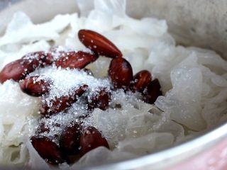 8、牛奶杏仁银耳,另取一锅放入银耳，杏仁和白糖