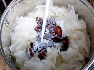 9、牛奶杏仁银耳,倒入牛奶