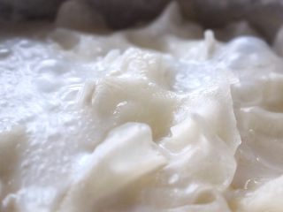 11、牛奶杏仁银耳,大火煮沸后小火慢炖，炖到银耳熟透汤汁粘稠就可以啦