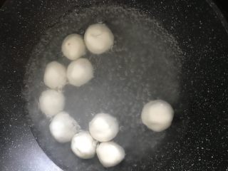 11、酸汤鲜肉汤圆,水烧开后放汤圆，大约煮8分钟