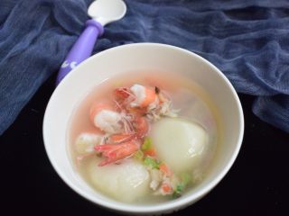 13、酸汤鲜肉汤圆,也可以做清汤汤圆，我加了三只虾，味道很鲜美。