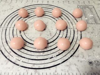 19、奶黄冰皮月饼,趁着蒸奶黄糊的空档，把面团分成30克一个（12个），如果喜欢吃皮薄点的，可以分成25克一个。