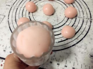 27、奶黄冰皮月饼,装入法焙客立体水晶月饼模。