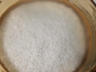 1、醪糟,首先对所有锅、盆等厨具要加餐具洗涤剂清洗干净、无油污、无盐渍。糯米用水浸泡一夜。