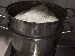 4、醪糟,放入蒸锅大火蒸30分钟左右。