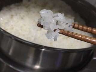 5、醪糟,蒸熟的糯米变得透明。