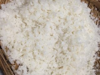 7、醪糟,用凉开水或者直饮水对糯米团降温，同时用手将糯米团捏散。捏散后的糯米酱紫呈散疏状。