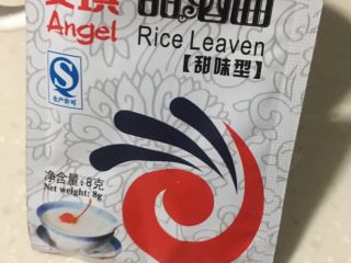 8、醪糟,选择安琪甜酒曲8克。趁着还有余温的时候加入甜酒曲，用手边撒边搅拌均匀，最后要留下一点甜酒曲撒表面上。
