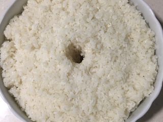 9、醪糟,放入盆里，中间挖一个洞。