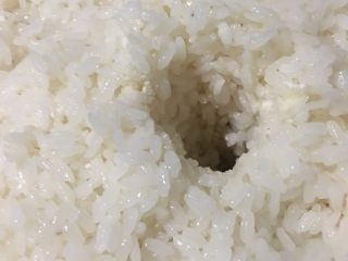 10、醪糟,最后要撒点甜酒曲在表面和洞口，再浇上适量凉开水或者直饮水。