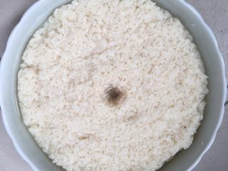 12、醪糟,密封发酵时间夏天3天左右，冬天一周左右，醪糟就可以了。发酵好的醪糟满屋飘香，米、酒分离。