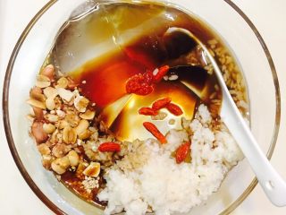 13、醪糟,醪糟用在冰粉做调料清香爽口、美味十足。