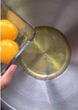 4、日式摩卡海绵蛋糕,蛋白蛋黄分开，蛋白置于无油无水盆中打粗泡，加1小勺柠檬汁（可用白醋代替，没有也可忽略）、塔塔粉继续高速搅拌。