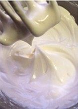 6、日式摩卡海绵蛋糕,继续打发至蛋糊浓稠，滴落的纹路非常明显有堆积感。