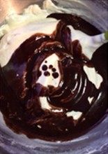 8、日式摩卡海绵蛋糕,加入之前做好的咖啡巧克力和黄油的混合物，仍然以切拌手法混合均匀。