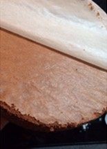 12、日式摩卡海绵蛋糕,倒扣出蛋糕，揭掉底部油纸，晾凉后密封过夜，第二天蛋糕会更湿润。