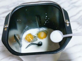 3、香葱培根芝士面包,加入食用盐。