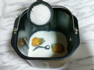 4、香葱培根芝士面包,再加入白砂糖，(盐和糖对角放)