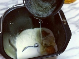 6、香葱培根芝士面包,再加入玉米油。