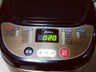 8、香葱培根芝士面包,启动面包机，自动和面20分钟。