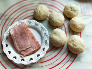 15、香葱培根芝士面包,准备工作完成。