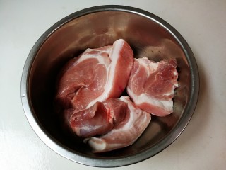 1、焖前腿肉,前腿肉清水浸泡半小时，沥干水