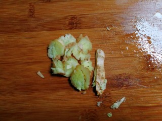 2、焖前腿肉,姜切片拍松