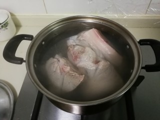 3、焖前腿肉,锅中水开放入前腿肉烧开，撇去浮沫捞出来