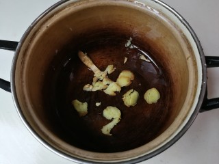 4、焖前腿肉,锅中放入姜片