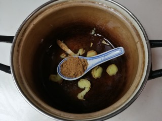 5、焖前腿肉,放入一勺十三香