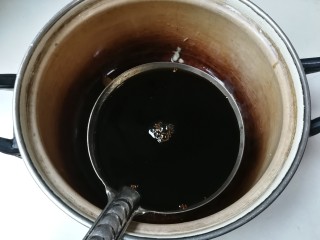 6、焖前腿肉,放入一大勺生抽