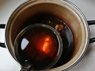 7、焖前腿肉,放入两大勺料酒，一大勺热水