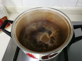 8、焖前腿肉,将调料烧开