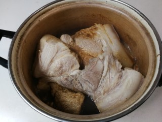 9、焖前腿肉,放入前腿肉二十分钟