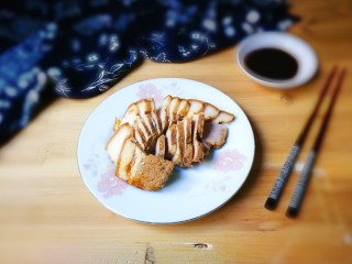 11、焖前腿肉,凉透切片盛盘