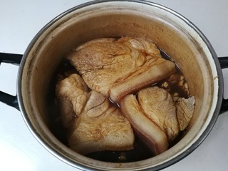 10、焖前腿肉,翻面再烧二十分钟，大火收汁