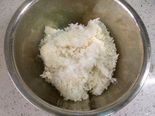 2、小萌猪火腿饭团,米饭拌入寿司醋，不放寿司醋也可以，因为火腿的味道已经很重了。