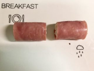 5、小萌猪火腿饭团,用火腿片把饭团卷起，接口向下放。