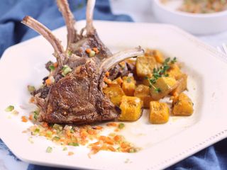 11、香煎小羊排配百里香烤南瓜,取出烤好的南瓜块盛入盘中,放上羊排,撒上做好的黄瓜胡萝卜沙拉即可(放羊排的盘子最好能在烤箱里预热过再使用)。羊排在盘中静置5-10分钟,就可以享用啦。