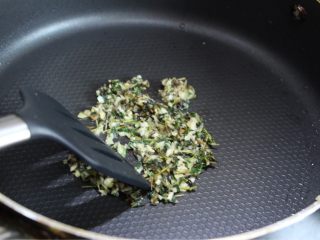 9、香煎小羊排配百里香烤南瓜,腌好羊排取出,恢复室温,将羊排表面腌料去掉。平底煎锅加5ml橄榄油(不加油也行,因为腌制时加过橄榄油了)。将抹下的腌料放入锅中稍煎煸出香味,捞出。