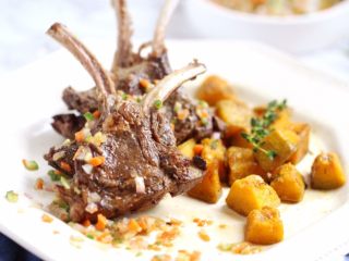 12、香煎小羊排配百里香烤南瓜,美味的香煎小羊排配百里香烤南瓜就做好了。