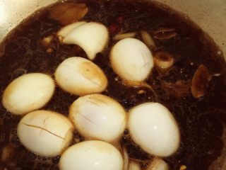 5、啤酒卤蛋,加入鸡蛋老抽生抽白糖 最后加入啤酒