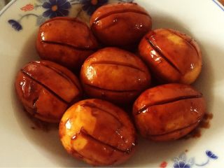 6、啤酒卤蛋,大火烧开以后小火焖煮 最后大火收干浓汁