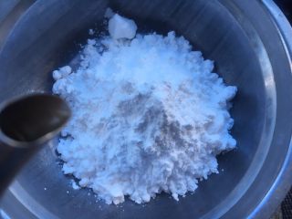 2、紫薯水晶汤圆,先加入50克的开水