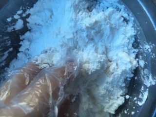 3、紫薯水晶汤圆,慢慢揉捏，再多次少量的加入开水揉匀