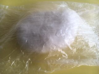 5、紫薯水晶汤圆,盖保鲜膜静置20分钟