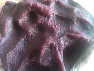 6、紫薯水晶汤圆,可以买现成的紫薯泥，也可以自己做紫薯泥，买紫薯回来蒸熟去皮捣泥，加入糖或者炼乳调味