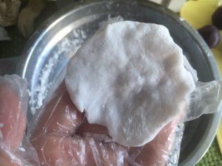 8、紫薯水晶汤圆,把木薯粉捏薄成圆形