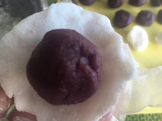 9、紫薯水晶汤圆,放上一个紫薯泥